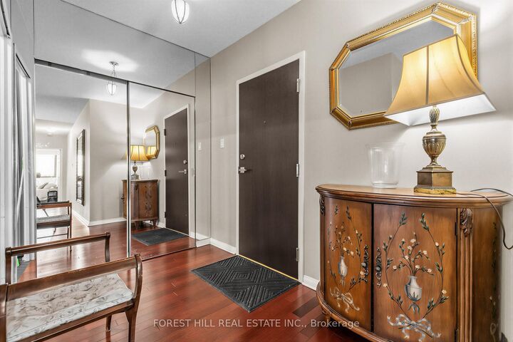 Property Photo:  15 McMurrich Street Ph01  ON M5R 3M6 