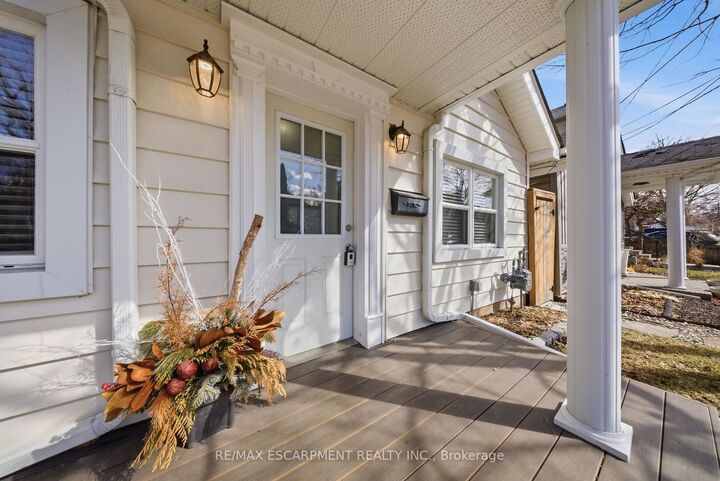Photo de la propriété: 36 Queensdale Avenue W ON L9C 1B5