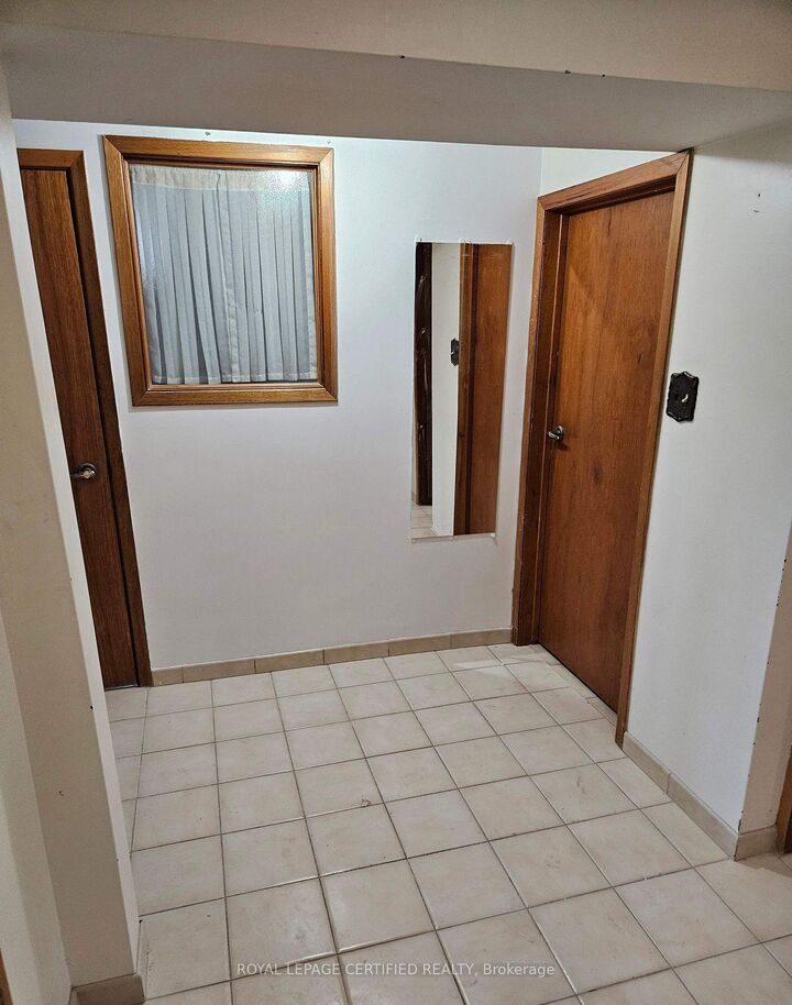 Property Photo:  115 Deerhurst Road Bsmt  ON L8E 3G3 