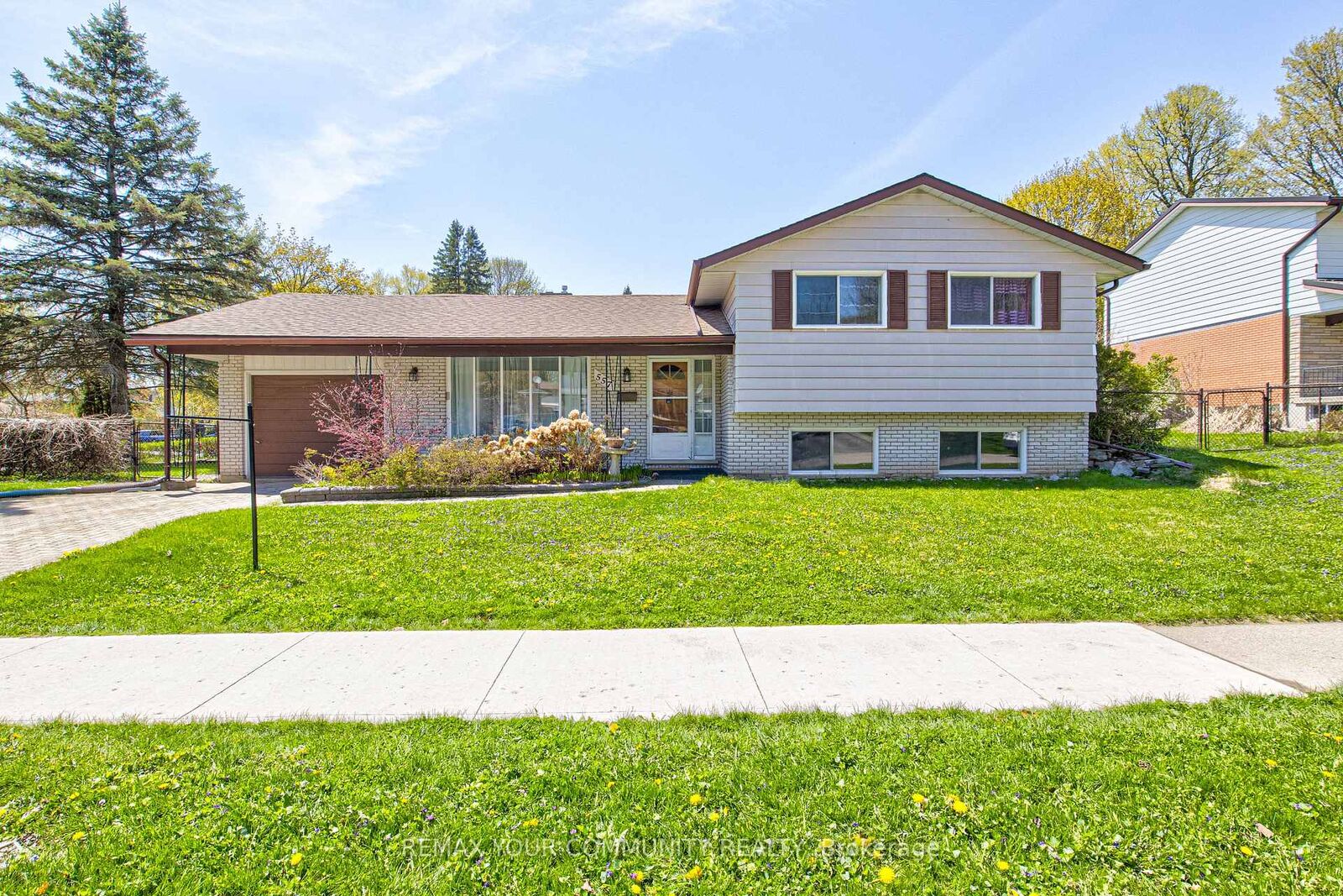 Property Photo:  557 Glen Manor Boulevard  ON N2L 4T7 