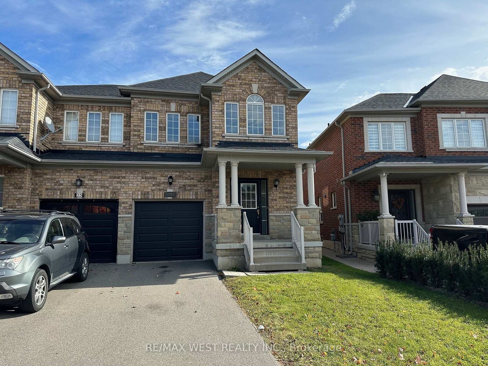 Property Photo:  23 Twin Hills Crescent  ON L4H 0G5 