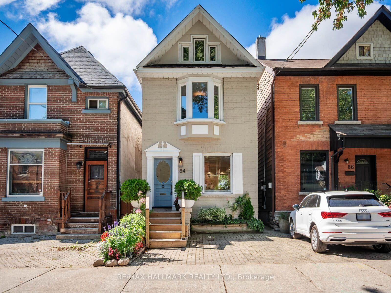 Photo de la propriété: 84 De Grassi Street ON M4M 2K3