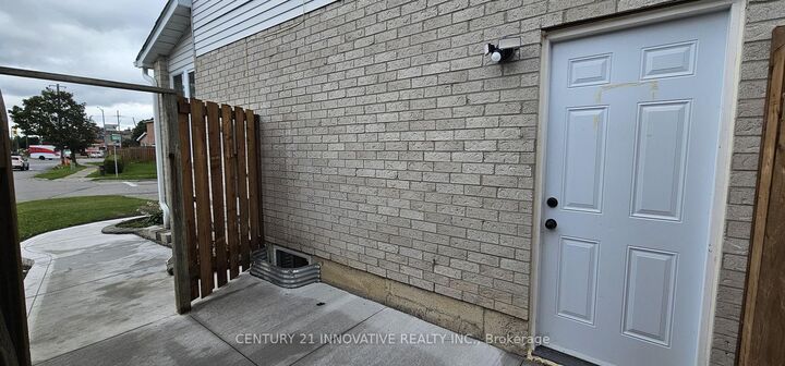 Property Photo:  2 Blackburn Crescent  ON L1S 5Z2 