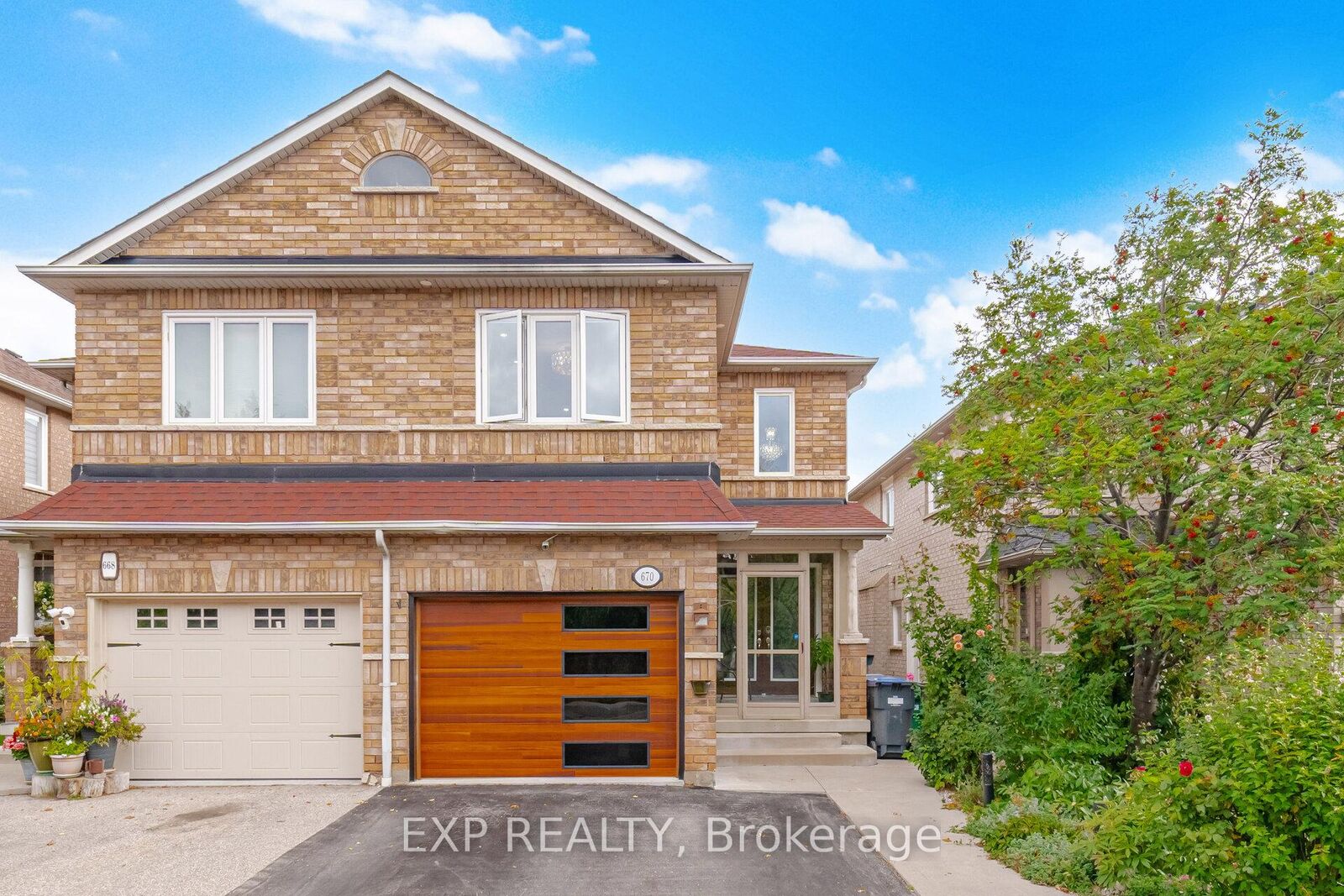 Property Photo:  670 Wildgrass Road  ON L5B 4J5 