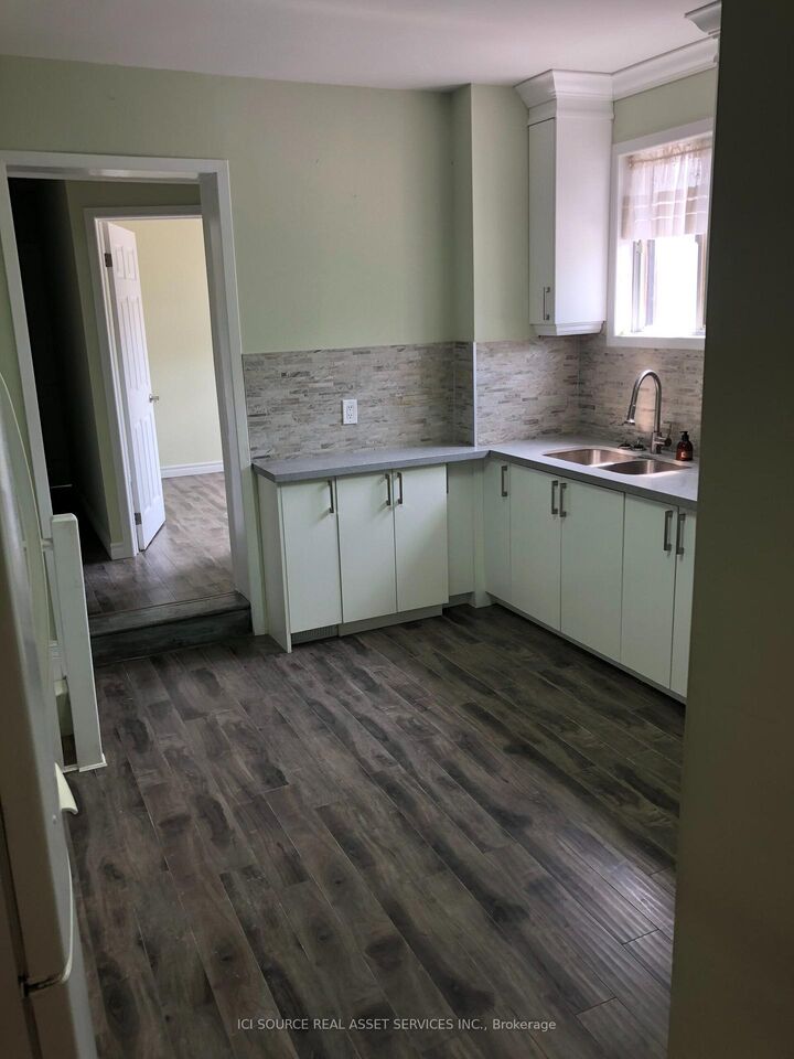 Property Photo:  54 Markham Street 2  ON M6J 2G5 