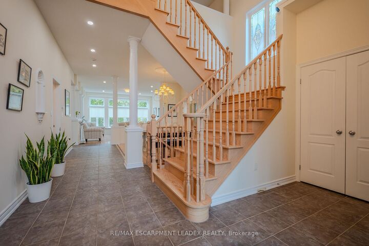 Photo de la propriété:  79 Moorland Crescent  ON L9K 1N7 