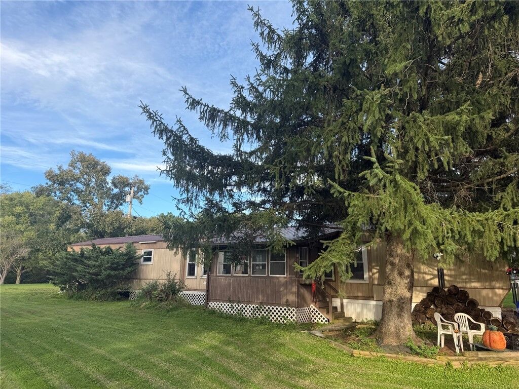 Property Photo:  216 Lakeview Cir  PA 16059 