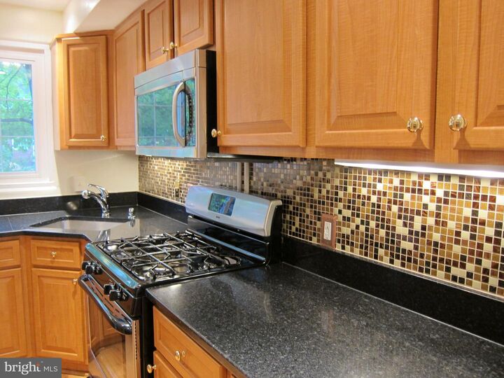 Property Photo:  3601 Greenway Place 530-36  VA 22302 