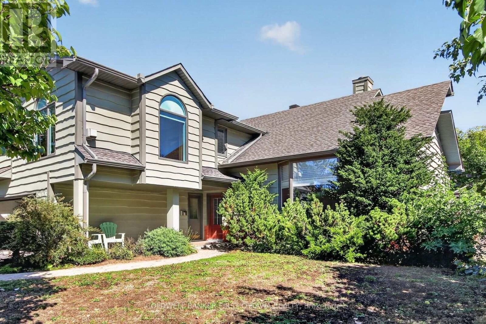 Property Photo: 9 Foxrun Lane ON K1V 9W4