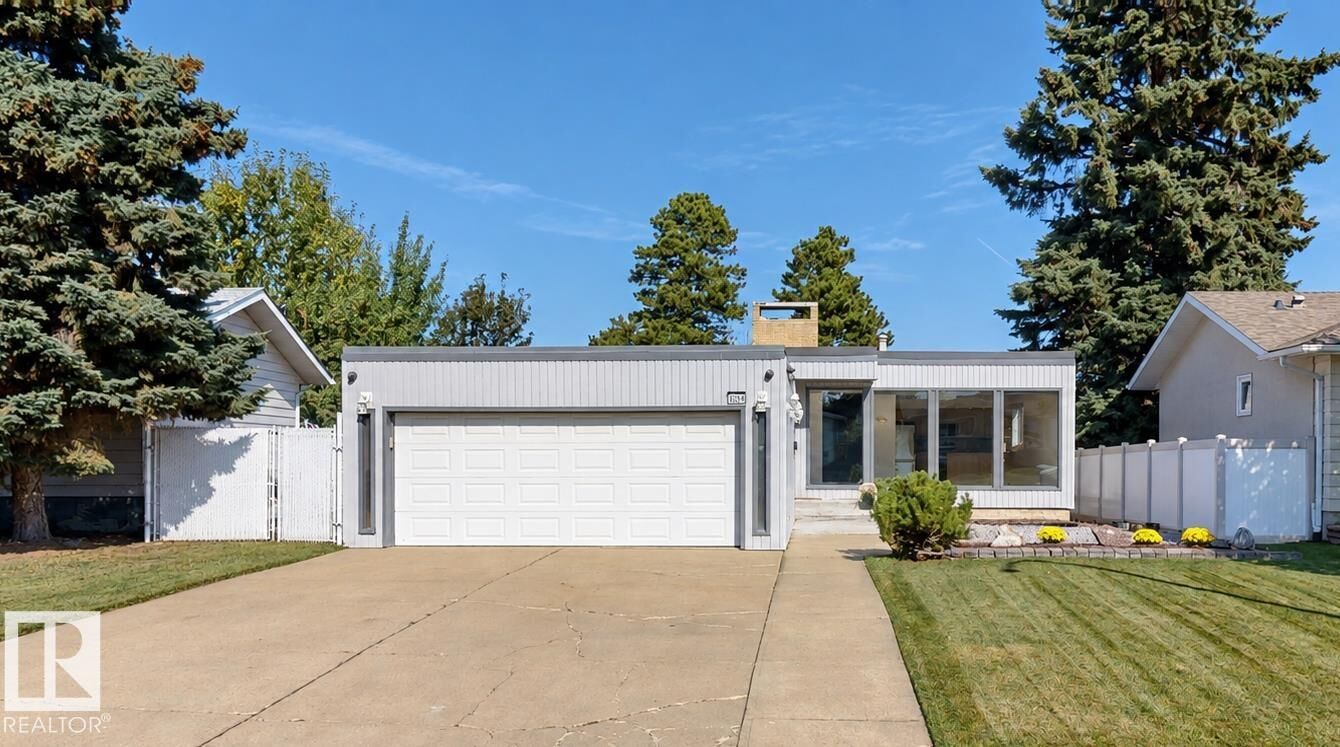 Property Photo:  8204 14 Avenue NW  AB T6K 1X4 