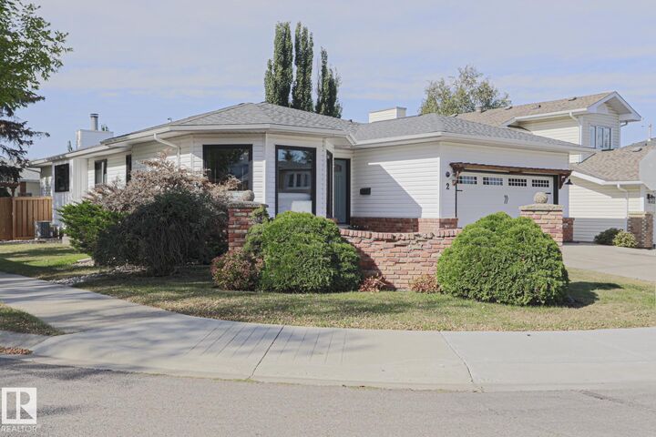 Property Photo: 2 Hillview Crescent AB T8A 4Z7