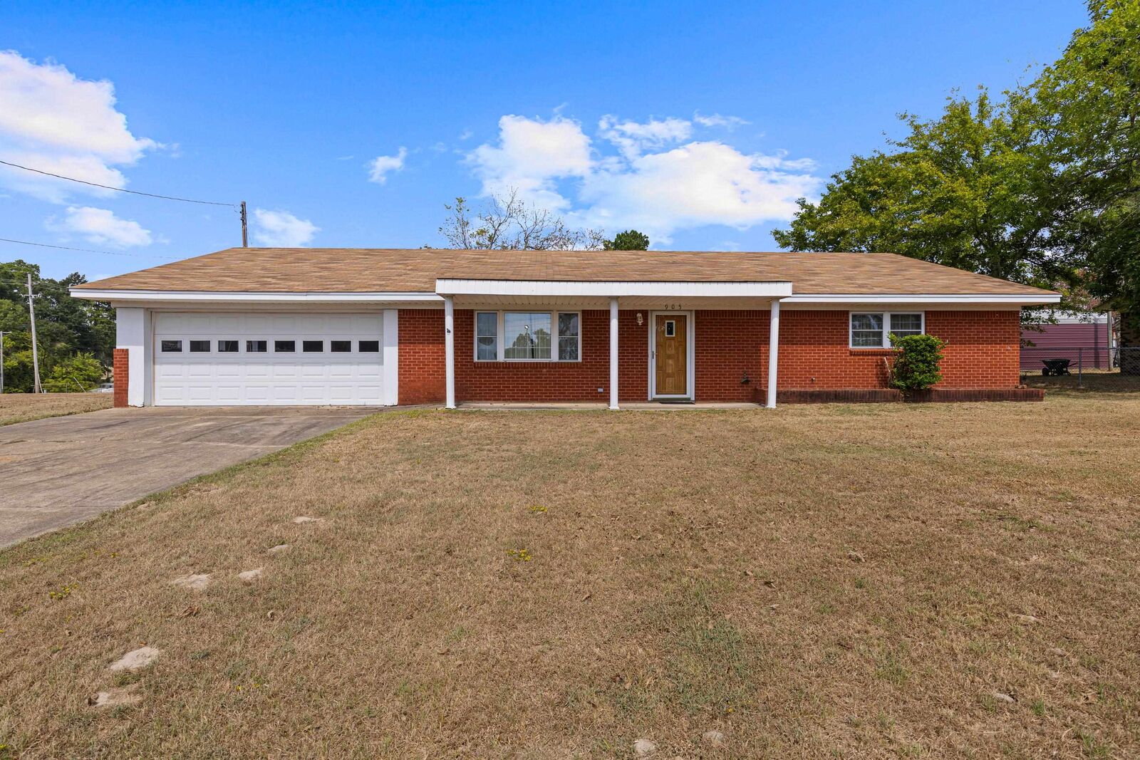 Property Photo: 905 Hillcrest St TX 75563