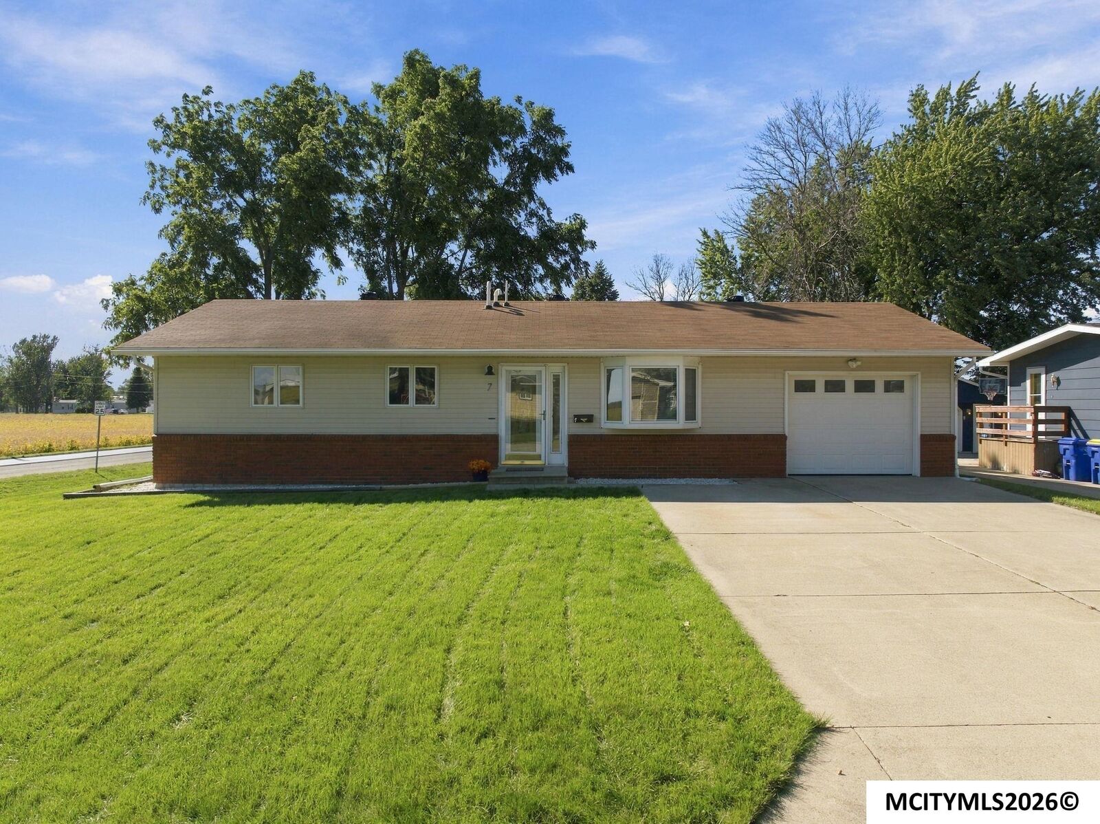 Property Photo:  7 Parkwood Pl  IA 50438 