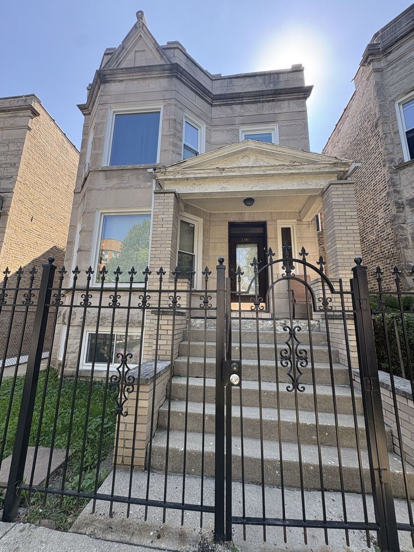 Property Photo: 3341 W Evergreen Avenue 1 IL 60651