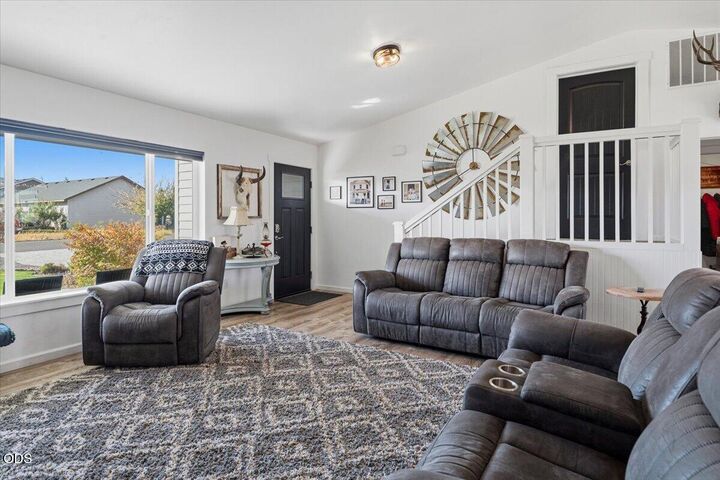 Property Photo: 522 Scenic Loop OR 97734
