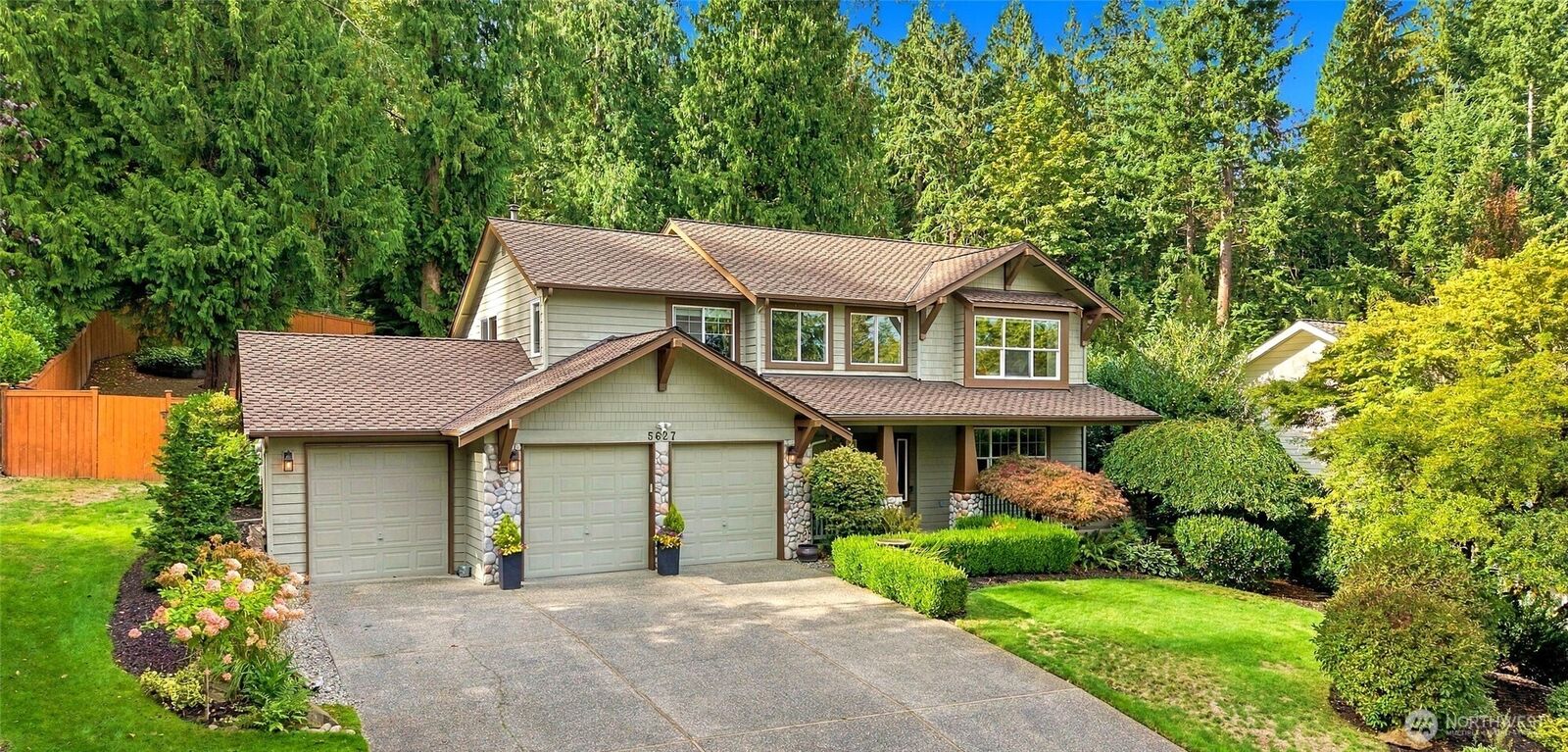 Property Photo:  5627  193rd Place SE  WA 98027 