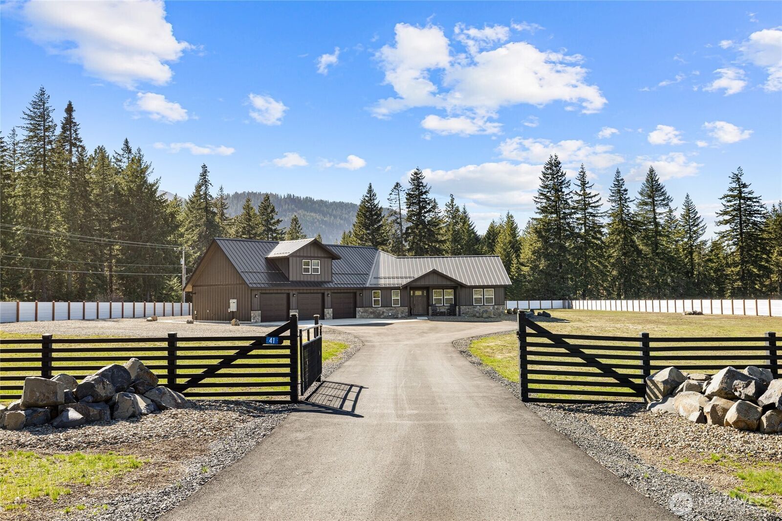 Property Photo:  41  Darling Way  WA 98922 