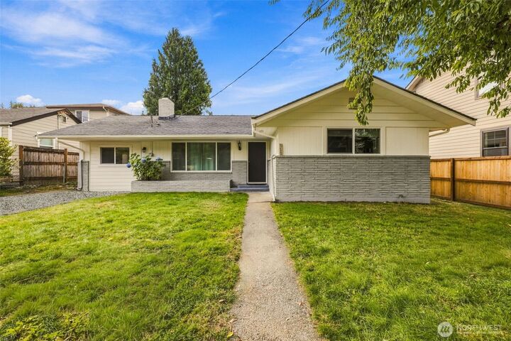 Property Photo:  325 SE Andrews Street  WA 98027 