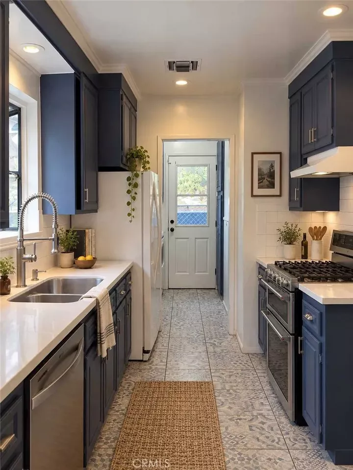 Property Photo:  954 Burleigh  CA 91105 