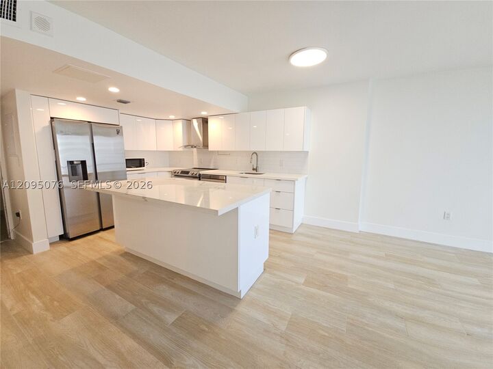 Property Photo:  401 Ocean Dr 522  FL 33139 