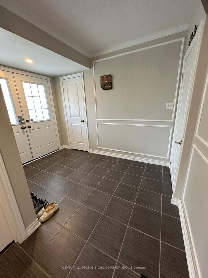 Property Photo:  70 Hogan Manor Drive Upper  ON L7A 4V3 