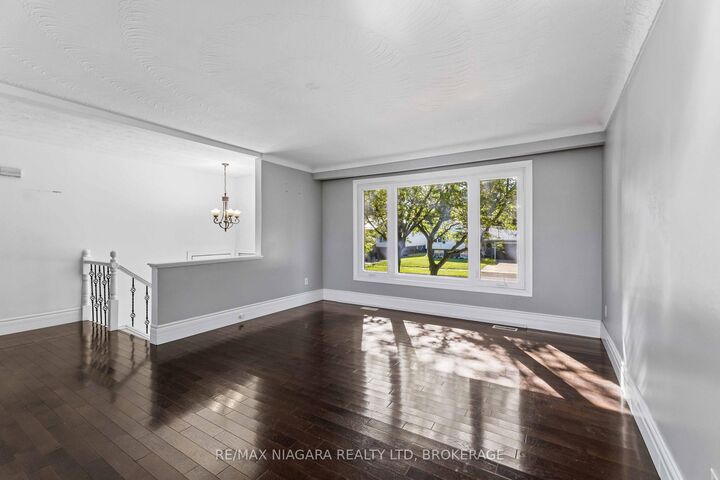 Property Photo:  60 Brant Avenue  ON L3C 6C8 