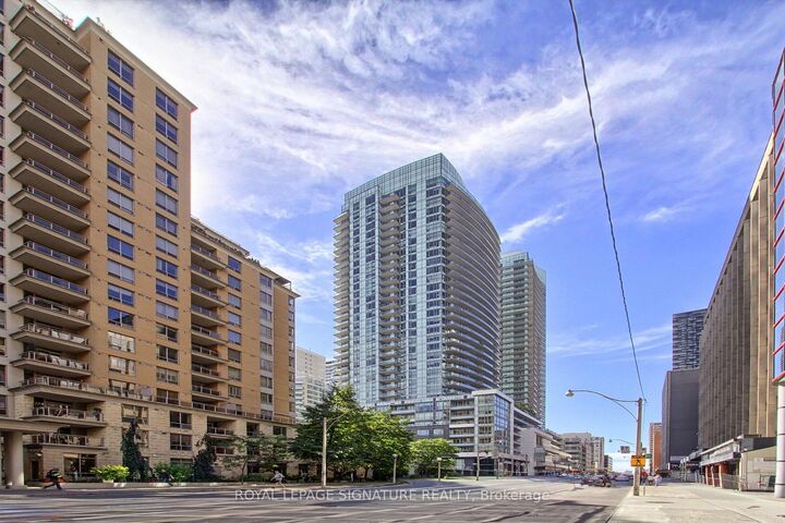 Property Photo:  98 Lillian Street 1812  ON M4S 0A5 