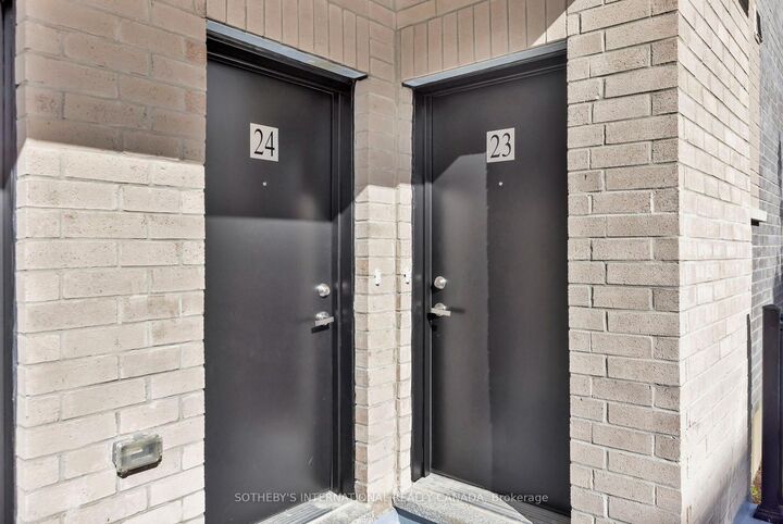 Property Photo: 3562 Colonial Drive 23 ON L5L 0C1