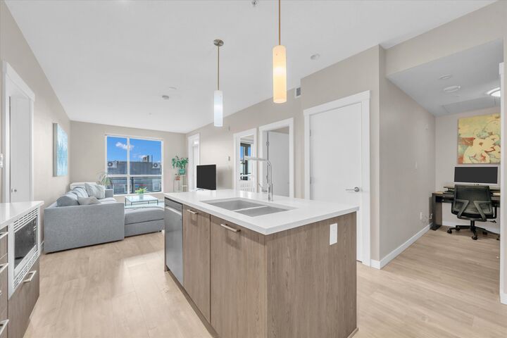 Property Photo:  625 E 3rd Street 303  BC V7L 0G3 