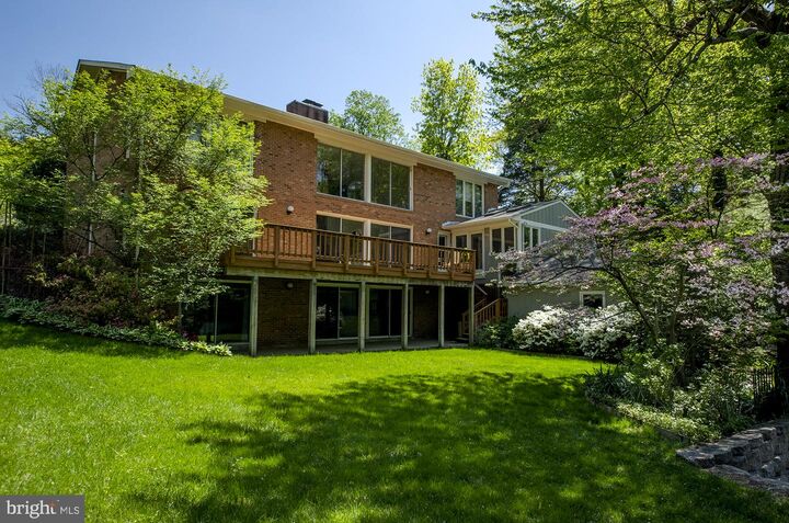 Property Photo: 2101 Whiteoaks Drive VA 22306