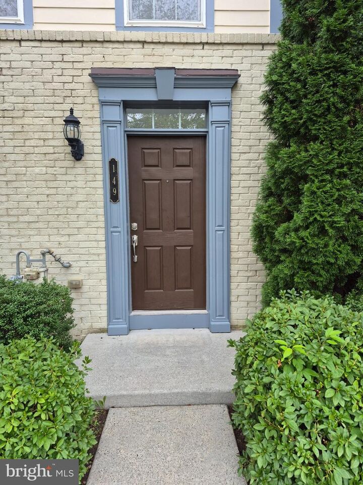 Property Photo:  149 Great Laurel Square SE  VA 20175 