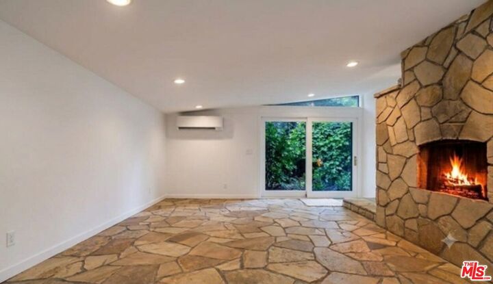 Property Photo:  2427 Liberty Ln  CA 90290 