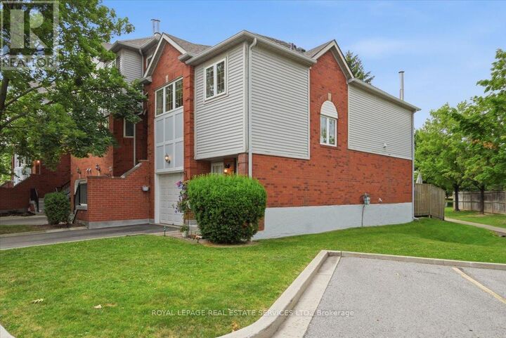 Property Photo: 4605 Donegal Drive 24 ON L5M 4X7