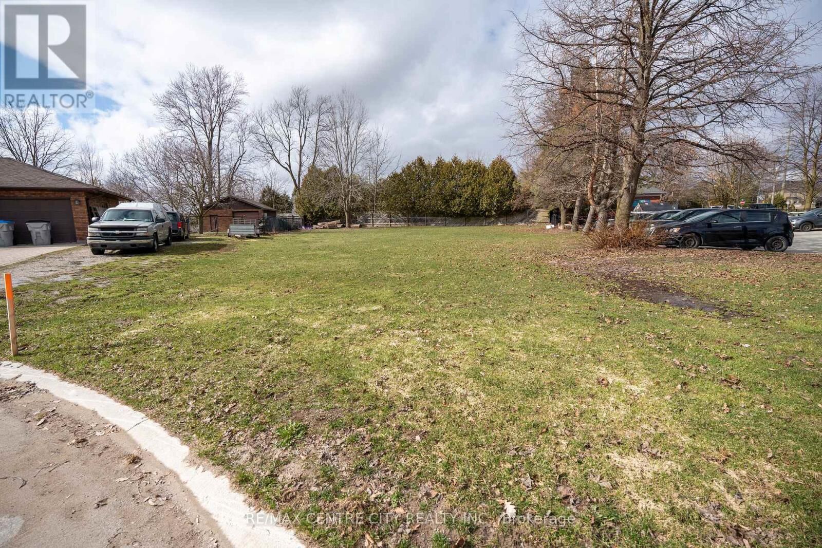 Property Photo:  2 Kennedy Court  ON N0M 2A0 