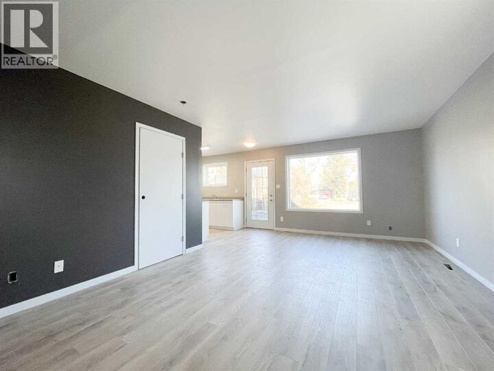 Property Photo:  733 9 Avenue  AB T9W 1B9 