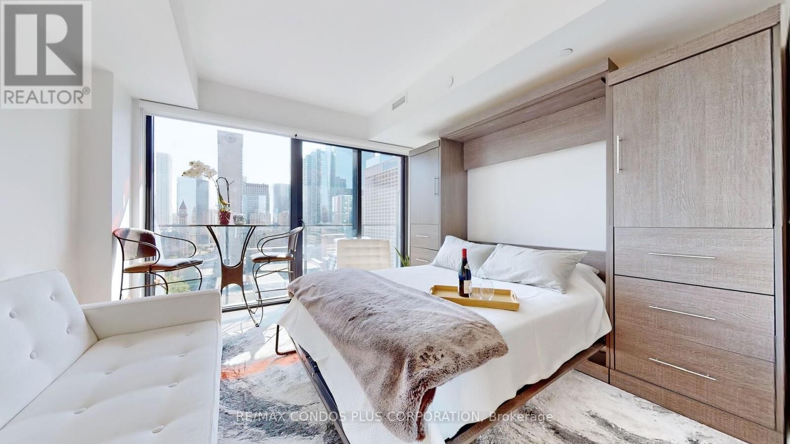 Property Photo:  215 Queen Street West 1809  ON M5V 0P5 