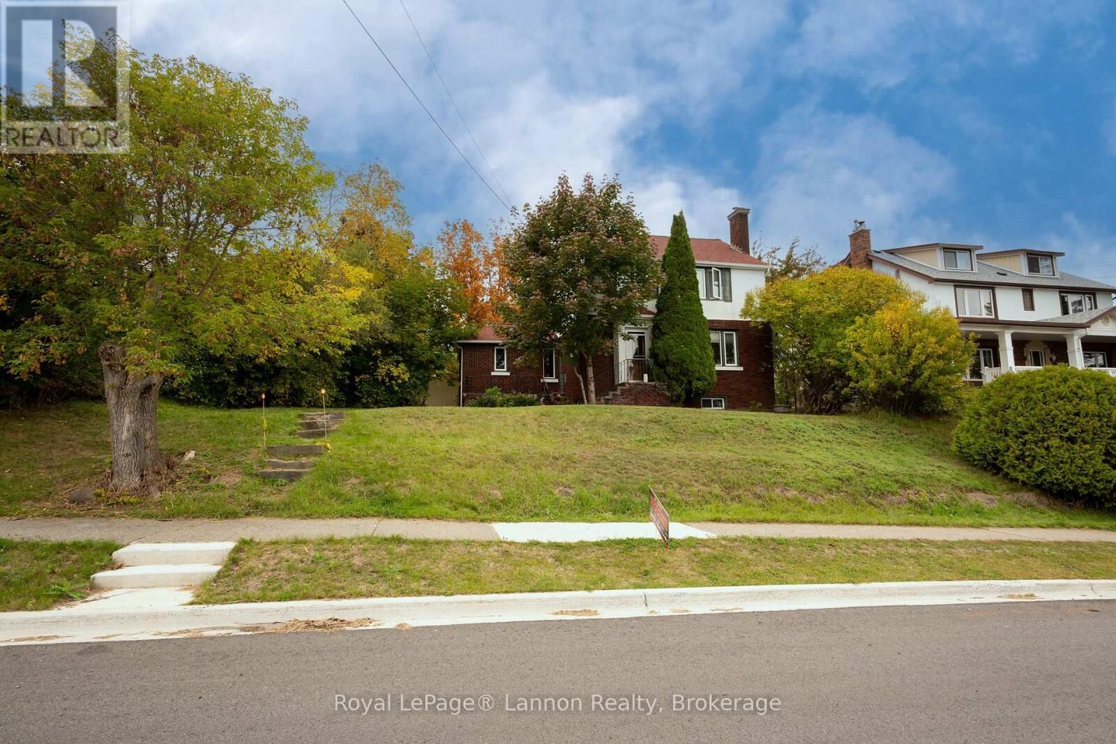 Property Photo:  82 College Street West  ON P7A 5J4 