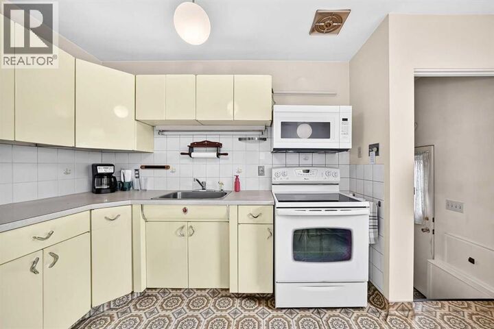 Property Photo: 2022 Redwood Crescent Southeast AB T2B 1R7