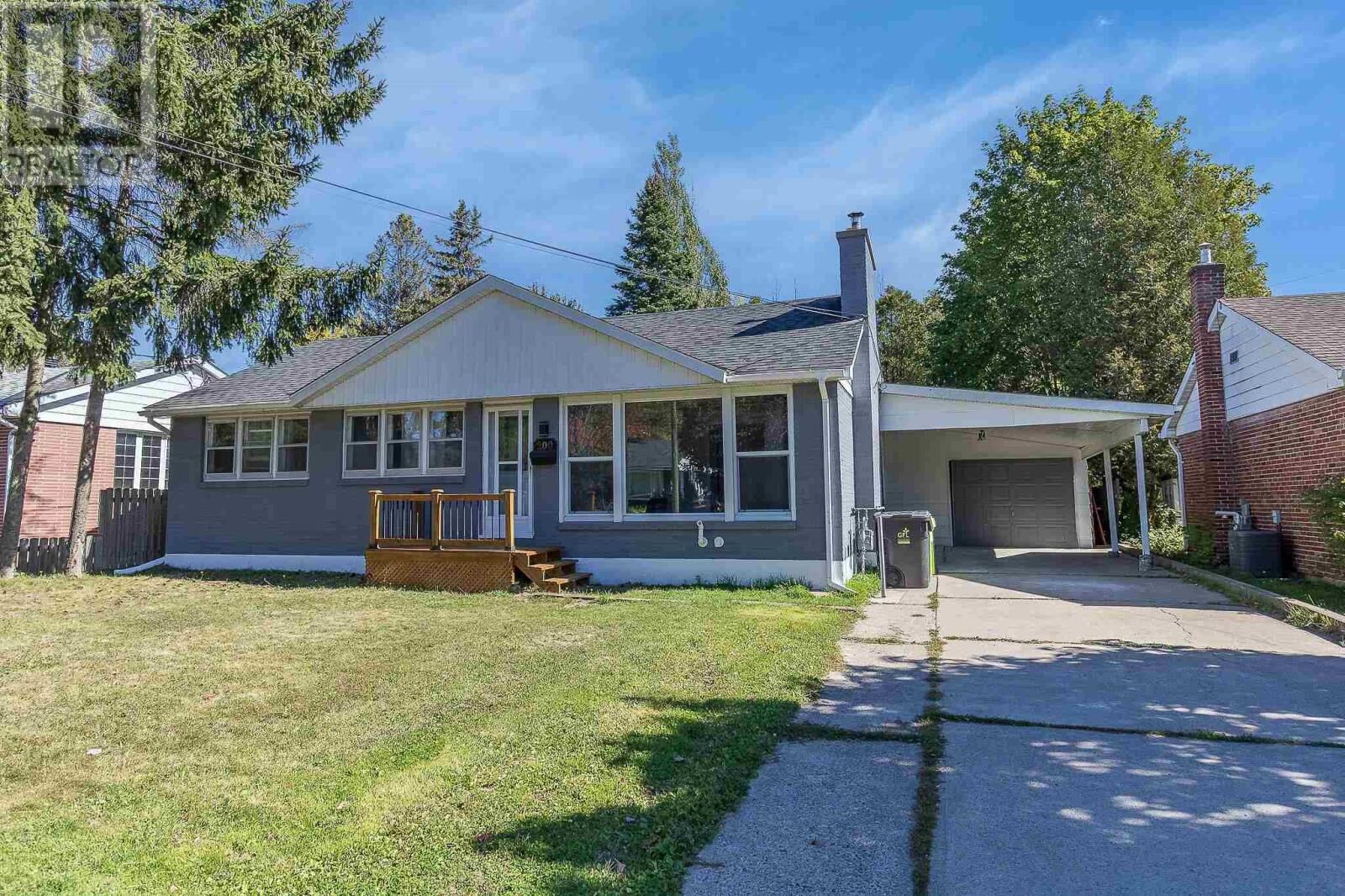 Property Photo:  200 Hugill St  ON P6A 4E8 