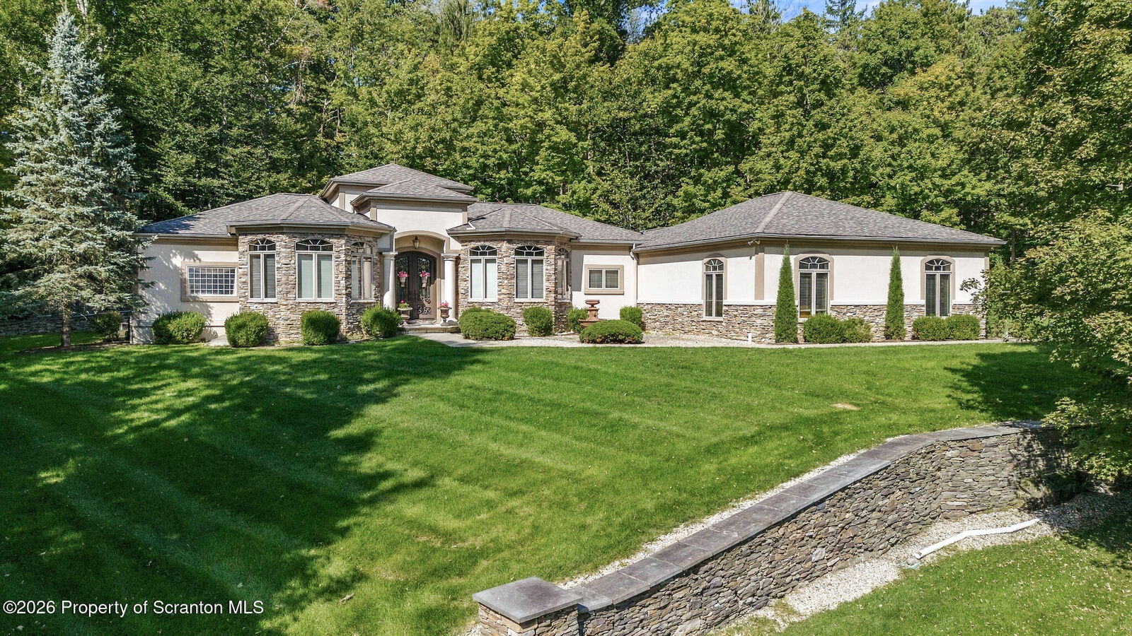 Property Photo:  1004 Oakford Woods  PA 18471 