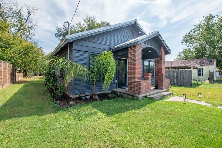 Property Photo: 207 S Chestnut St Street TX 76550