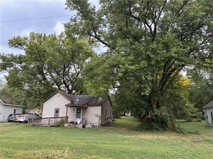 Property Photo:  713 E Jefferson Street  MO 64788 