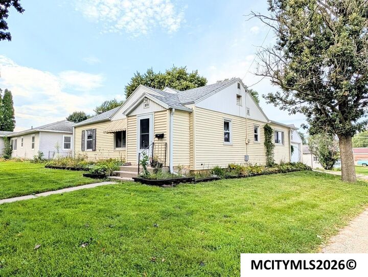 Property Photo:  516 10th NW  IA 50401 