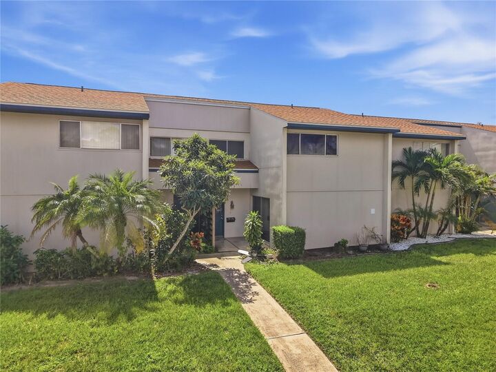 Property Photo:  912 Byron Lane 5C  FL 34243 