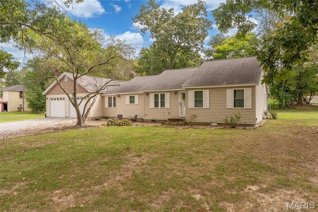 Property Photo:  1008 State Highway 37  IL 62896 