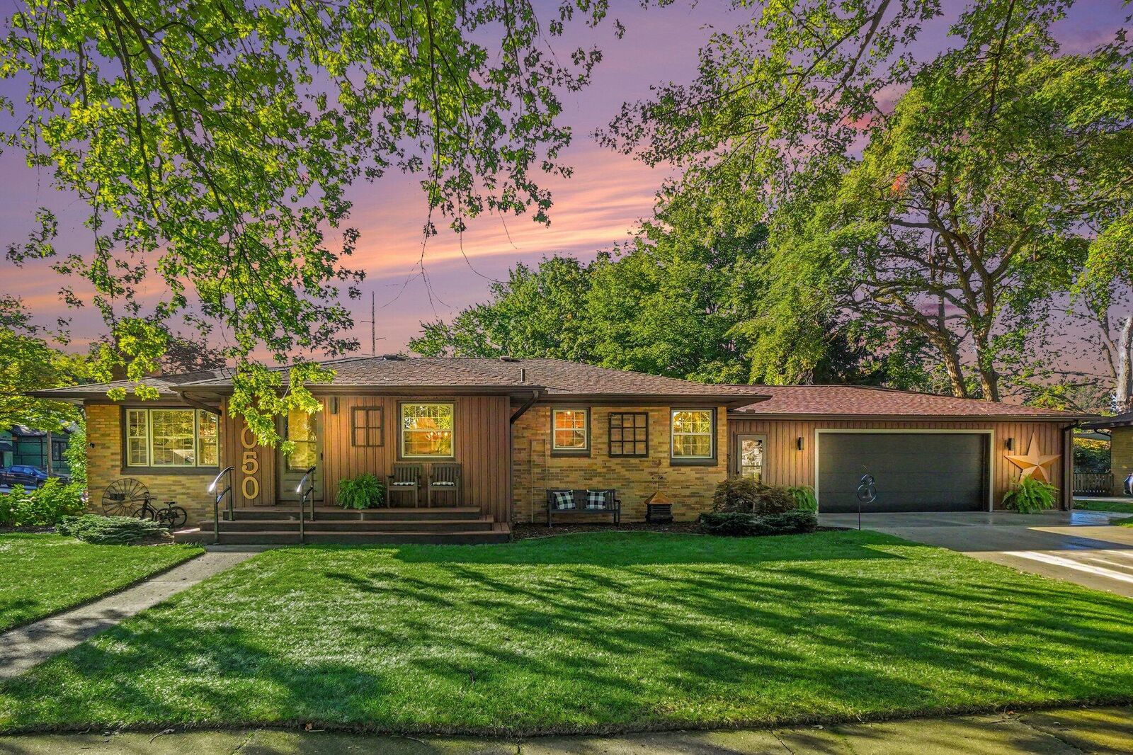 Property Photo: 1050 Park Avenue MI 49417