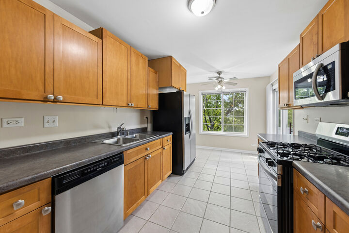 Property Photo:  240 Ashbury Lane W 6  IL 60172 