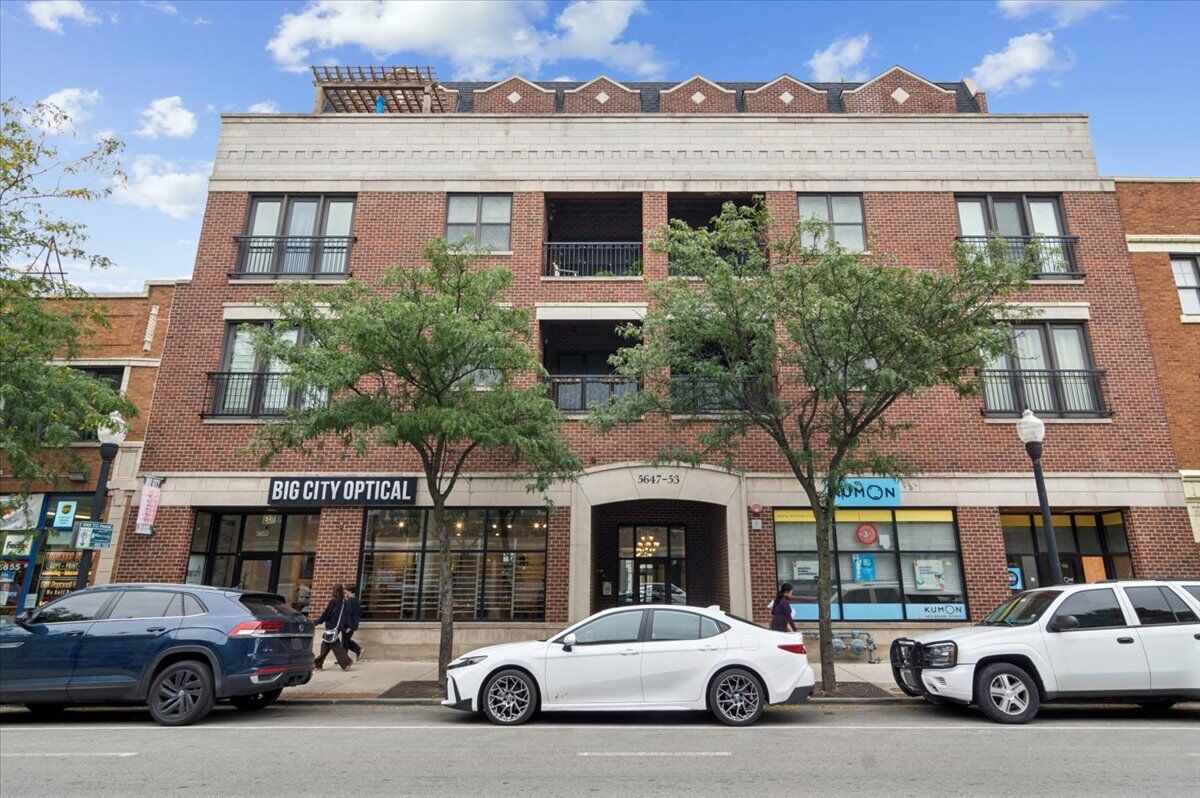 Property Photo:  5647 N Clark Street 402  IL 60660 