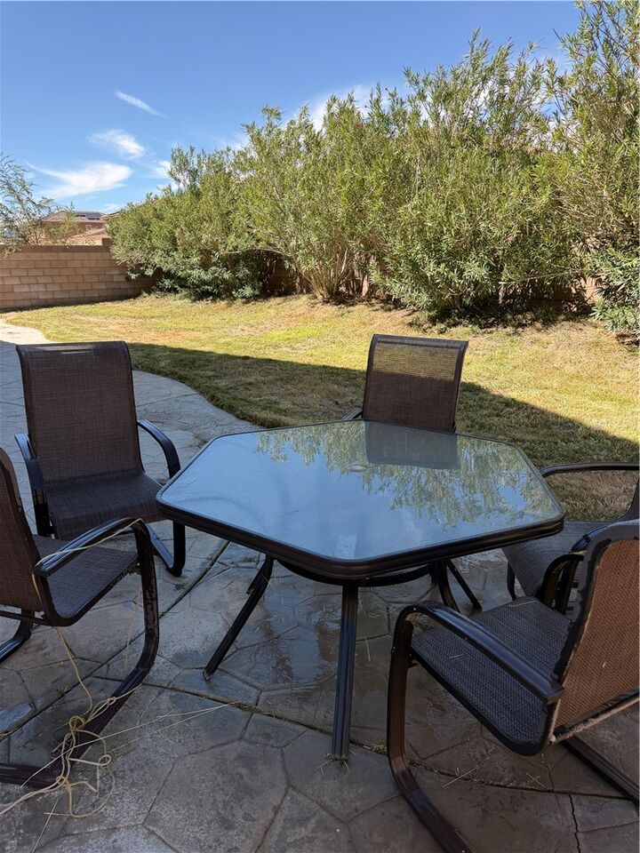 Property Photo:  2233 Avenida Del Mar  CA 93535 
