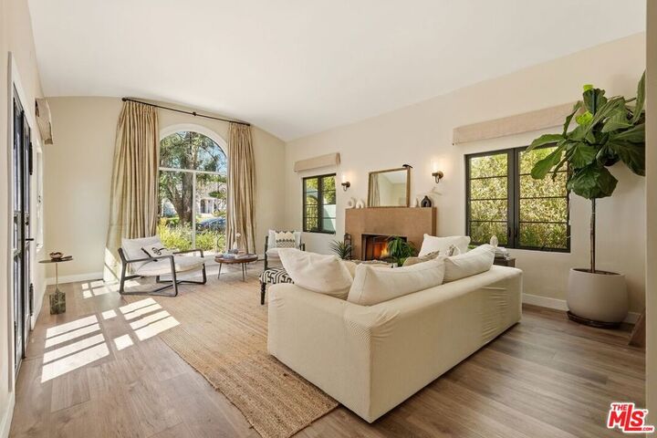 Property Photo:  860 S Mullen Avenue  CA 90005 
